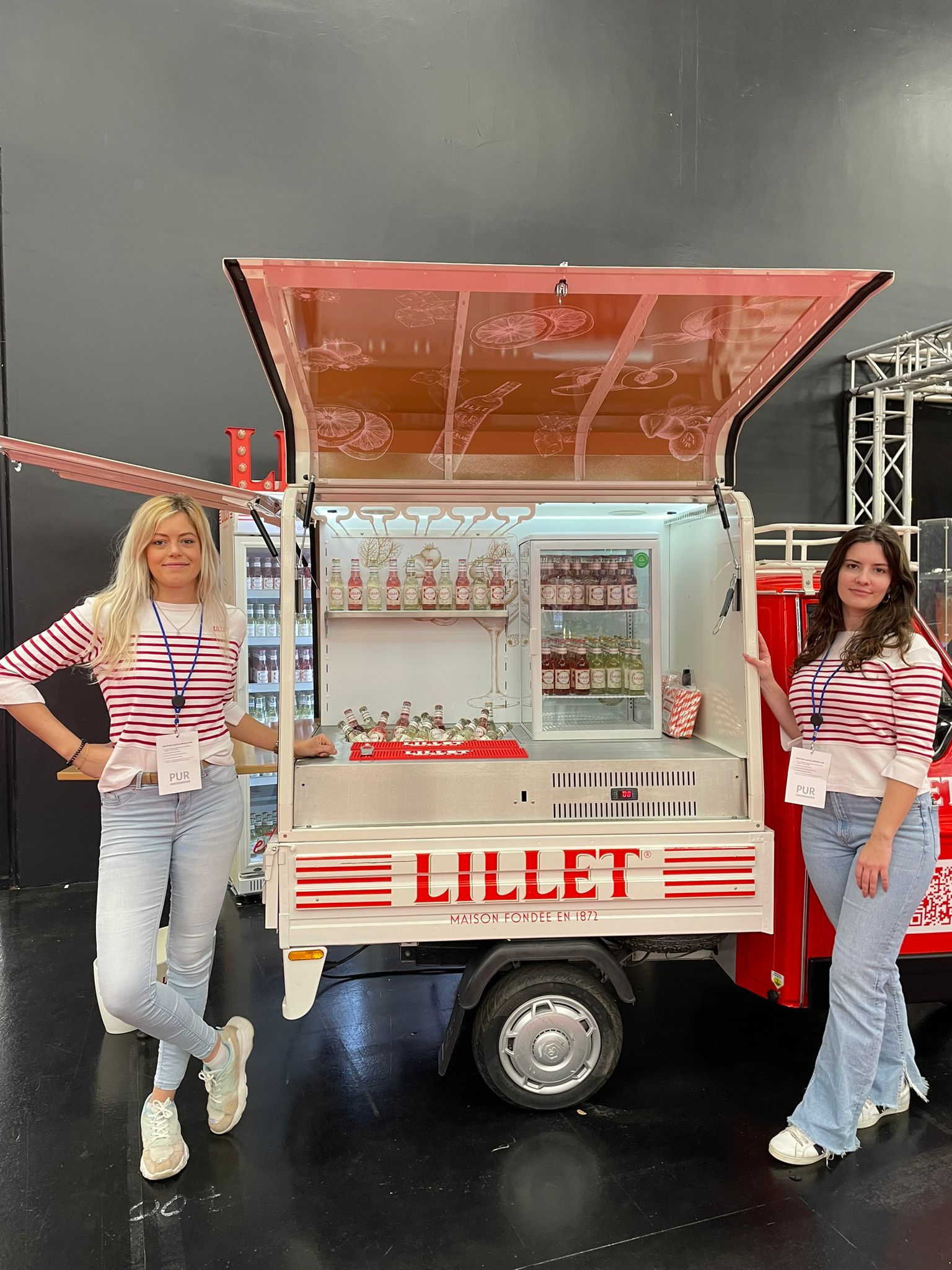 Messehostessen Hamburg empfangen Besucher professionell am Eingang einer internationalen Fachmesse mit Registrierung.