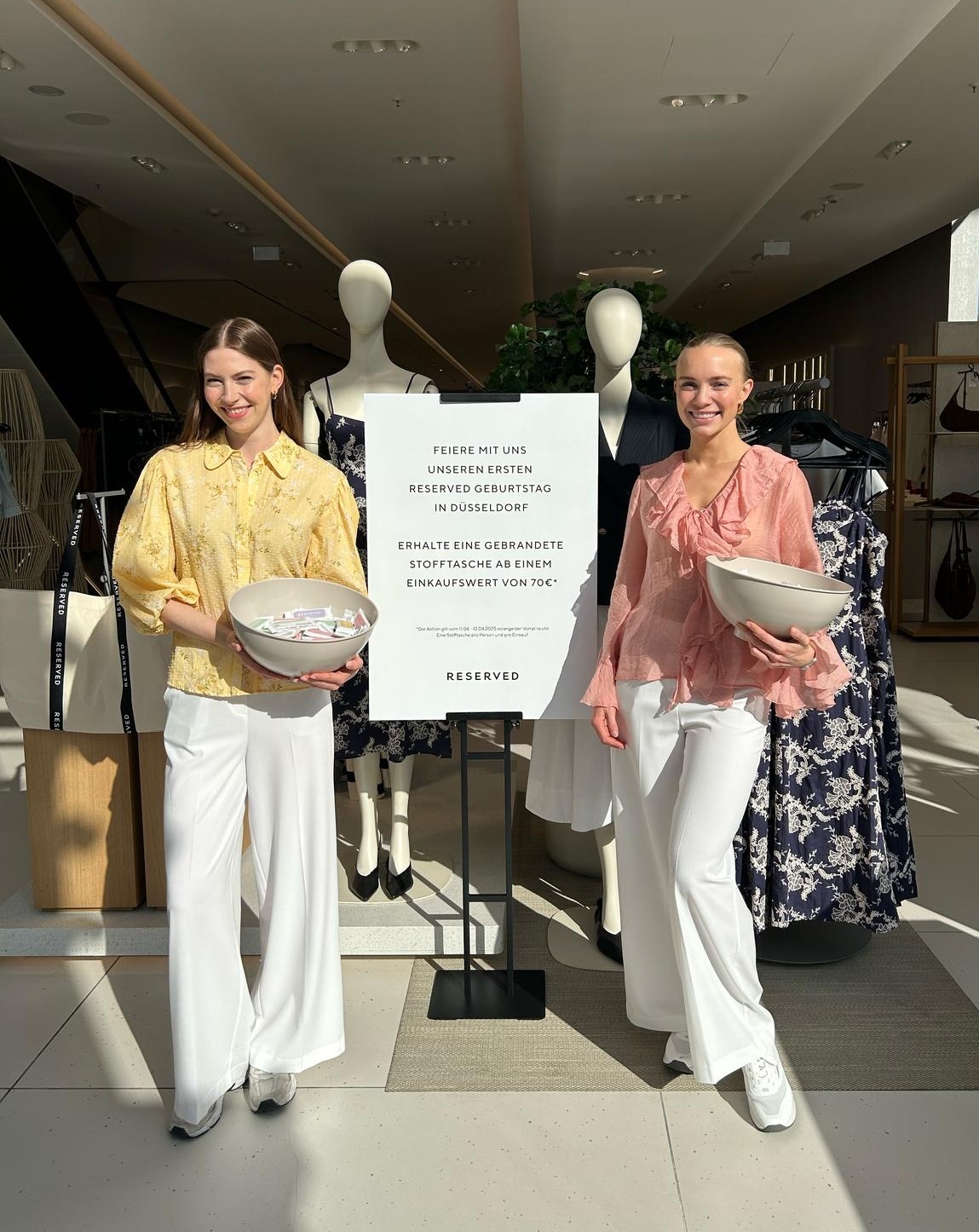 Freundliches Promoter-Team der Promotion Agentur Wien spricht Besucher sympathisch auf Event an
