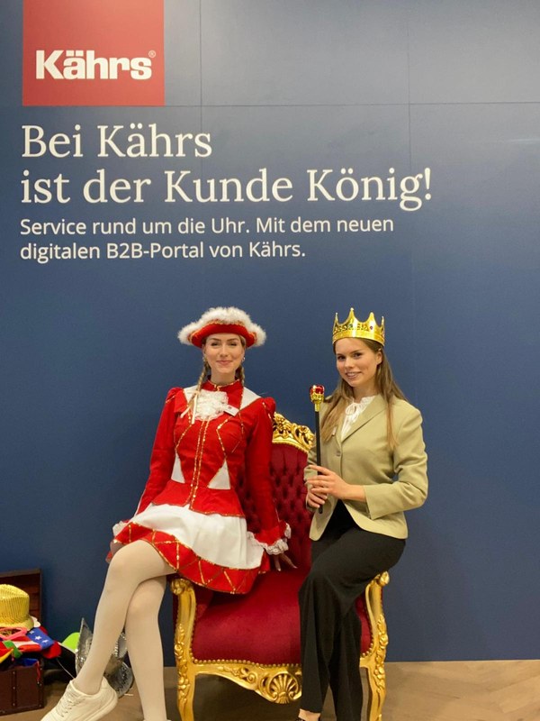 Hostessen in Dortmund am Messestand in den Westfalenhallen im Gespräch mit Besuchern
